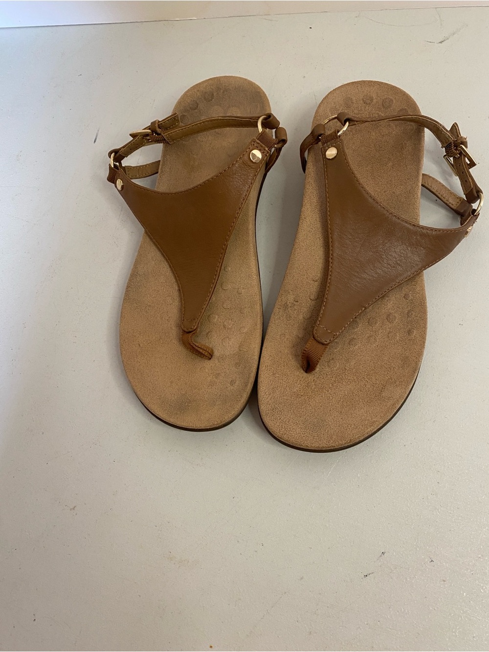 Vionic Brown Leather T-Strap Toe-Post Sandals